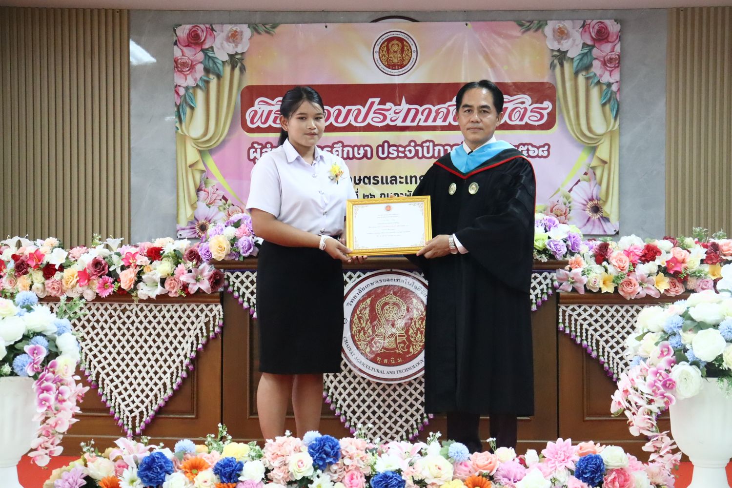 รูปภาพกิจกรรมมอบเกียรติบัตรนักเรียนนักศึกษา ที่เรียนจบการศึกษา ประจำปีการศึกษา 2568